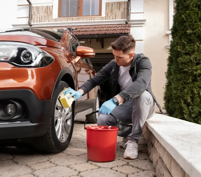 Lavage auto à domicile Ploéven : professionnel intervenant sur un véhicule